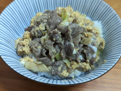 肉じゃがの余り煮汁で◇卵とじ牛丼◇